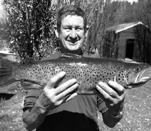 Karl Ritter from Batemans Bay happily displays his 3.5kg brown trout caught on a Eucumbene Special Lofty’s at Tolbar. 